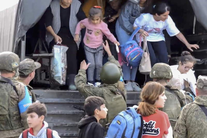 Imagen de civiles armenios huyendo de Nagorno Karabaj. RUSSIAN DEFENCE MINISTRY PRESS