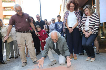 Prada, en el momento de dejar sus huellas plasmadas en el ‘paseo de las artes’. L. DE LA MATA