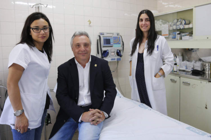 El profesor Vicente Martín junto a la enfermera y nutricionista contratadas para la realización del estudio en León. JESÚS F. SALVADORES