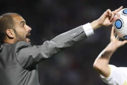 Guardiola motiva a sus hombres para buscar una nueva victoria ante el Deportivo.