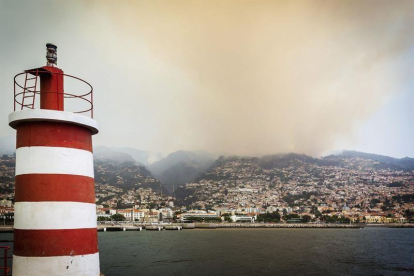 Una columna de humo cubre el cielo de Funchal, isla de Madeira (Portugal).