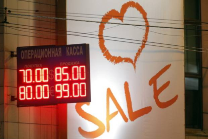 Oficina de cambio de divisas junto a un letrero de un centro comercial, el martes en Moscú.