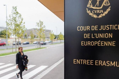 Una mujer se dirige a la entrada de la sede del Tribunal Europeo de Justicia, en Luxemburgo.