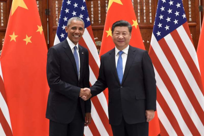 Obama saluda al presidente chino Xi Jinping en su último encuentro como dirigentes. WANG ZHAO