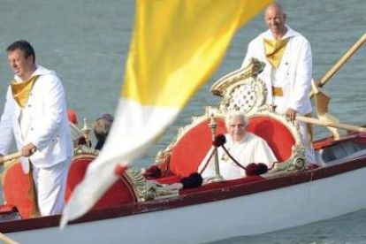 Benedicto XVI saluda a los fieles mientras navega por el Gran Canal de Venecia.