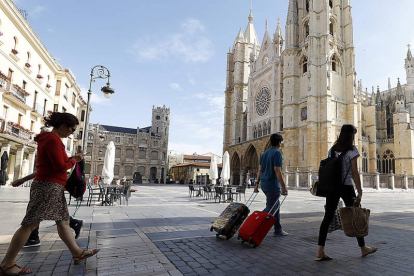 El alza de turistas más acentuado en León fue de viajeros residentes en el extranjero. MARCIANO PÉREZ