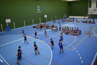 Imagen de varios niños disfrutando de las Escuelas Deportivas de Santa María del Páramo. DL