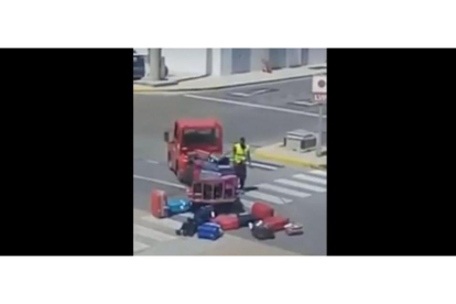 Imagen del vídeo en el que el operario lanza las maletas.