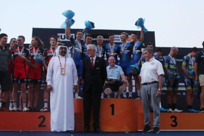 El equipo Etixx QuickStep (centro), flanqueado por el BMC (izquierda) y el Orica en el podio de la contrarreloj por equipos del Mundial.