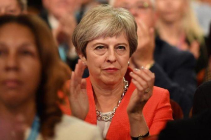 La primera ministra británica, Theresa May, aplaude durante una intervención en la Conferencia anual del Partido Conservador.