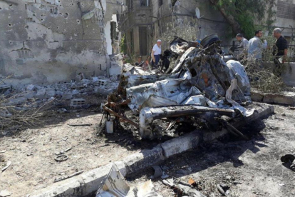 Estado en que ha quedado uno de los coches que ha explotado en Damasco, Siria.