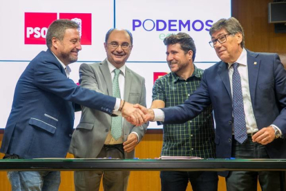 El presidente del Gobierno de Aragón, Javier Lambán, y los representantes de Podemos-Equo Aragón  y Partido Aragonés, firman el acuerdo de gobernabilidad para la X legislatura en Aragón. JAVIER CEBOLLADA / EFE.