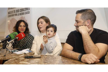 Elena Fernández, del colegio de La Pola de Gordón, Beatriz de Aro, Darío Rodríguez y Óscar Rodríguez, en la rueda de prensa. RAMIRO