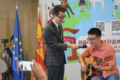 Pablo, aspirante a participar en el concurso de español de la cadena estatal China, interpreta una canción con su guitarra durante el cásting