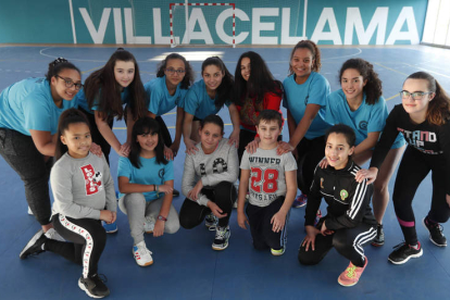 Parte de las jugadoras que integran el Ieso Astura, un club que fomenta la integración y los valores del deporte en la localidad leonesa de Villacelama. JESÚS F. SALVADORES
