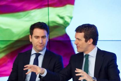 El secretario general, García-Egea, conversa con el presidente, Casado, durante el comité. E. NARANJO