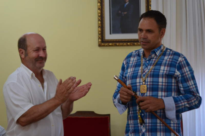 Nacho del Pozo recibe el bastón de mando tras ser elegido nuevo alcalde de Valderas. MEDINA