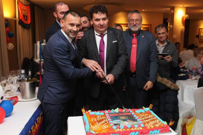 Javier Sánchez Jara y Pedro González en el protocolario corte de tarta de la cena aniversario de la Peña Maragata del FC Barcelona. BALI