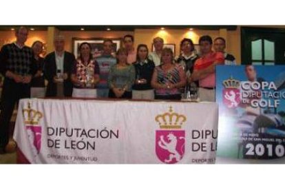 La entrega de premios con la presidenta de la Diputación y el responsable de Deportes.