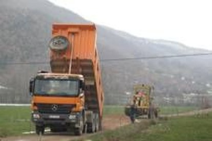 Un camión descarga zahorra en la pista que une Valderrueda y La Sota