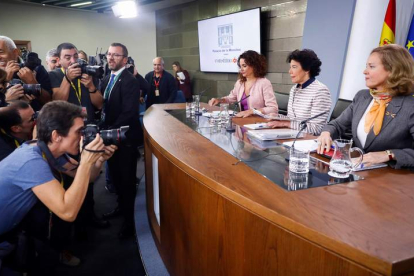 La ministra de Hacienda, María Jesús Montero, la portavoz Isabel Celaá, y la titular de Economía, Nadia Calviño, en la rueda de prensa posterior al Consejo de Ministros extraordinario. E. NARANJO