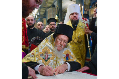 El patriarca Bartolomé I firma junto al metropolitano de Kiev, Epifanio. MYKOLA LAZARENKO / POOL