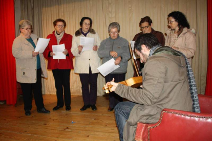 Emma, Sici, Celia, Tere, Charo y Dori, en uno de los ensayos junto al músico tradicional Fran Allegre.