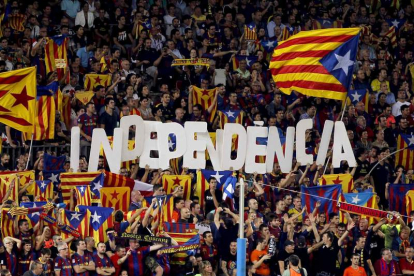 Aficionados del Barça muestran banderas esteladas.