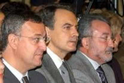 Jesús Caldera, Rodríguez Zapatero y Bernal Soria, ayer en la conferencia en Madrid