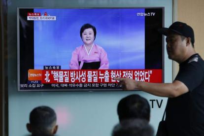 Los surcoreanos siguen las noticias del lanzamiento por televisión en Seúl. JEON HEON-KYUN