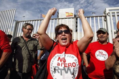 Trabajadores despedidos de Canal 9 celebran la anulación del ERE ante la sede de la Radiotelevisión valenciana, este martes.