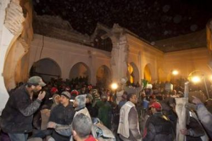 Voluntarios ayudan en el rescate de los muertos y heridos del derrumbe del minarete.