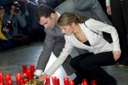 El Príncipe y su prometida depositan la ofrenda foral en Atocha en homenaje a los 192 fallecidos