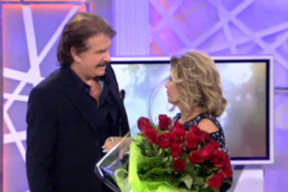 Bigote Arrocet le entrega un ramo de rosas a María Teresa Campos.
