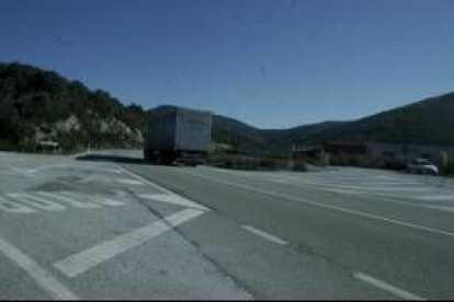 Los accesos de la N-120 en Sobrado son muy precarios y dan lugar a frecuentes accidentes de tráfico