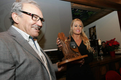 Lidia Valentín recibió ayer el premio Castaña de Oro 2015 de la Fundación Prada a Tope.