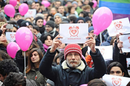 Asistentes a la marcha en defensa de las uniones homosexuales en Florencia.