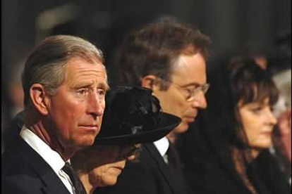 A las exequias fúnebres, han asistido gobernantes de todo el mundo. En la imagen vemos a la comitiva del Reino Unido representada por Tony Blair y el Príncipe Carlos.