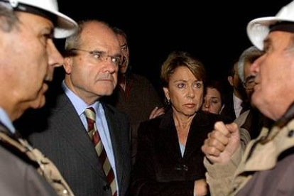 Manuel Chávez, que participaba en Madrid en el debate de las autonomías, abandonó de inmediato el Congreso para trasladarse al lugar del siniestro, junto a la ministra de Fomento, Magdalena Álvarez.