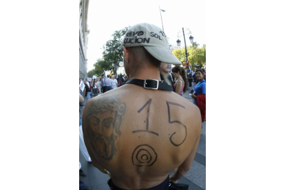 Un manifestante muestra un tatuaje que hace alusión a la manifestación del 15O que se celebra esta tarde en Madrid. Foto: EFE