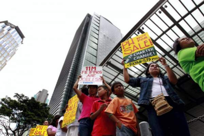 Un grupo de filipinos participa en un acto de protesta frente a la Cámara de Comercio estadounidense en Manila, Filipinas. Foto: EFE