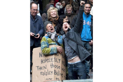 Manifestantes con pancartas participan en una marcha de los indignados en Estocolmo, Suecia. Foto: EFE