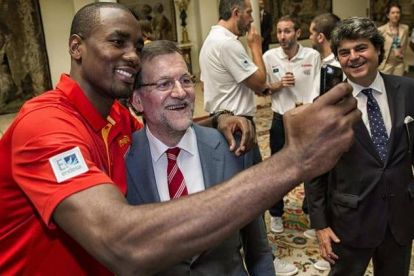 Foto cedida por la Federación Española de Baloncesto que capta el momento en el que Mariano Rajoy posa para una autofoto con Serge Ibaka.
