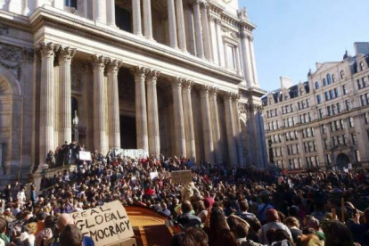 Imagen de la manifestación de los indignados concentrados ante la catedral del San Pablo en Londres, Reino Unido. Foto: EFE