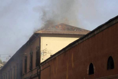 Un edificio propiedad del Ministerio de Defensa italiano, en la via Labicana, arde tras los incidentes que han tenido lugar durante la manifestación de los indignados en Roma, Italia. Foto: EFE