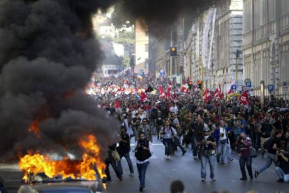 Varios vehículos arden en el centro de Roma, Italia. Foto: EFE