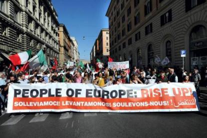 Un grupo de manifestantes con una pancarta pidiendo el levantamiento de la gente de Europa, encabezan la marcha de los indignados por el centro de Roma, Italia. Foto: EFE