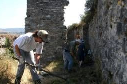 Miembros de Pro Monumenta, limpiando «en facendera» el castillo de Sarracín en Vega de Valcarce