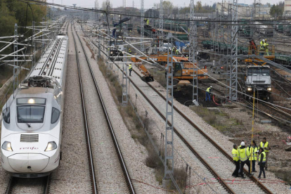 Operarios realizan labores en el trazado cercano a la estación de León para preparar la alta velocidad, en una imagen de archivo.