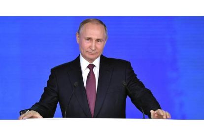 El presidente ruso Vladimir Putin durante su intervención ayer. NIKOLSKY